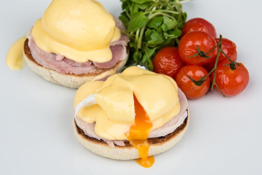 Bed and Breakfast Darwin'S Townhouse Shrewsbury Exterior foto Eggs Benedict