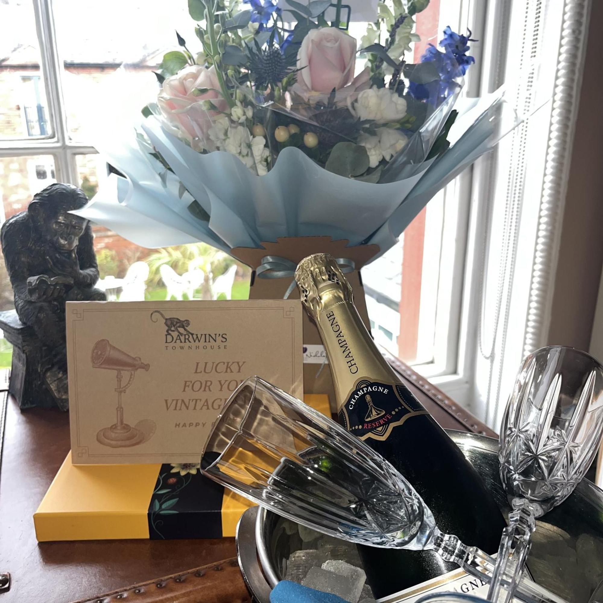 Bed and Breakfast Darwin'S Townhouse Shrewsbury Exterior foto A bottle of Dom Pérignon
