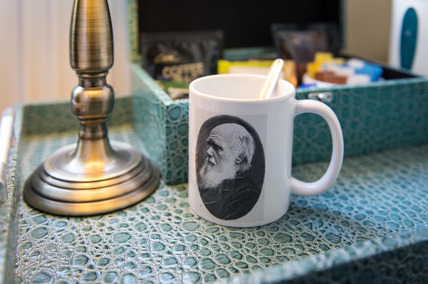 Bed and Breakfast Darwin'S Townhouse Shrewsbury Zimmer foto A mug with a portrait of Darwin