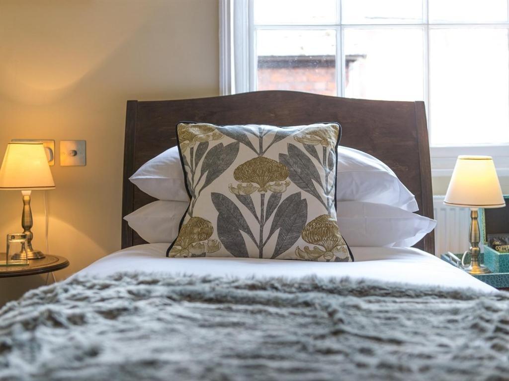 Bed and Breakfast Darwin'S Townhouse Shrewsbury Zimmer foto A bed with a throw