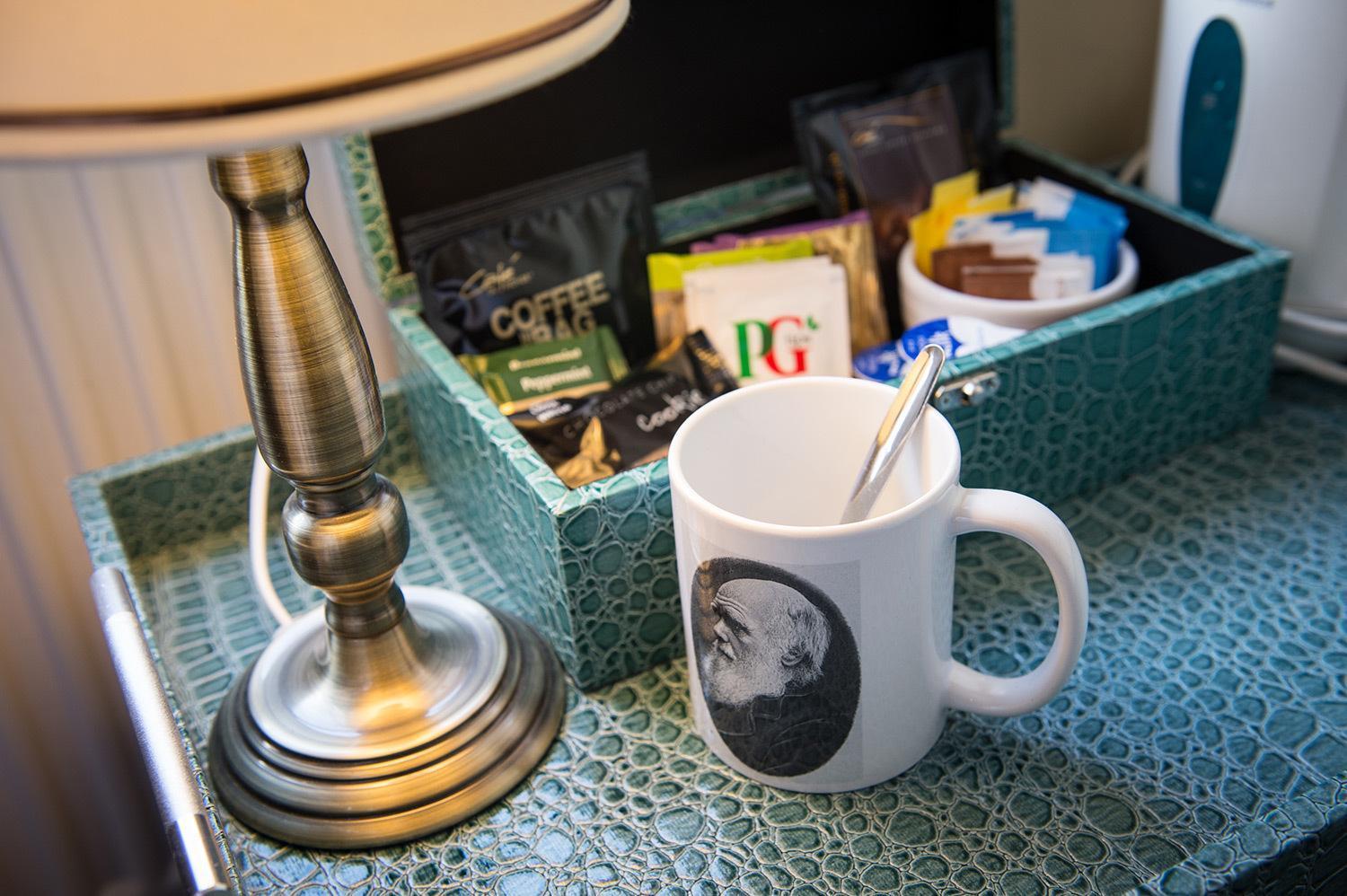 Bed and Breakfast Darwin'S Townhouse Shrewsbury Zimmer foto A coffee and tea tray in a hotel room