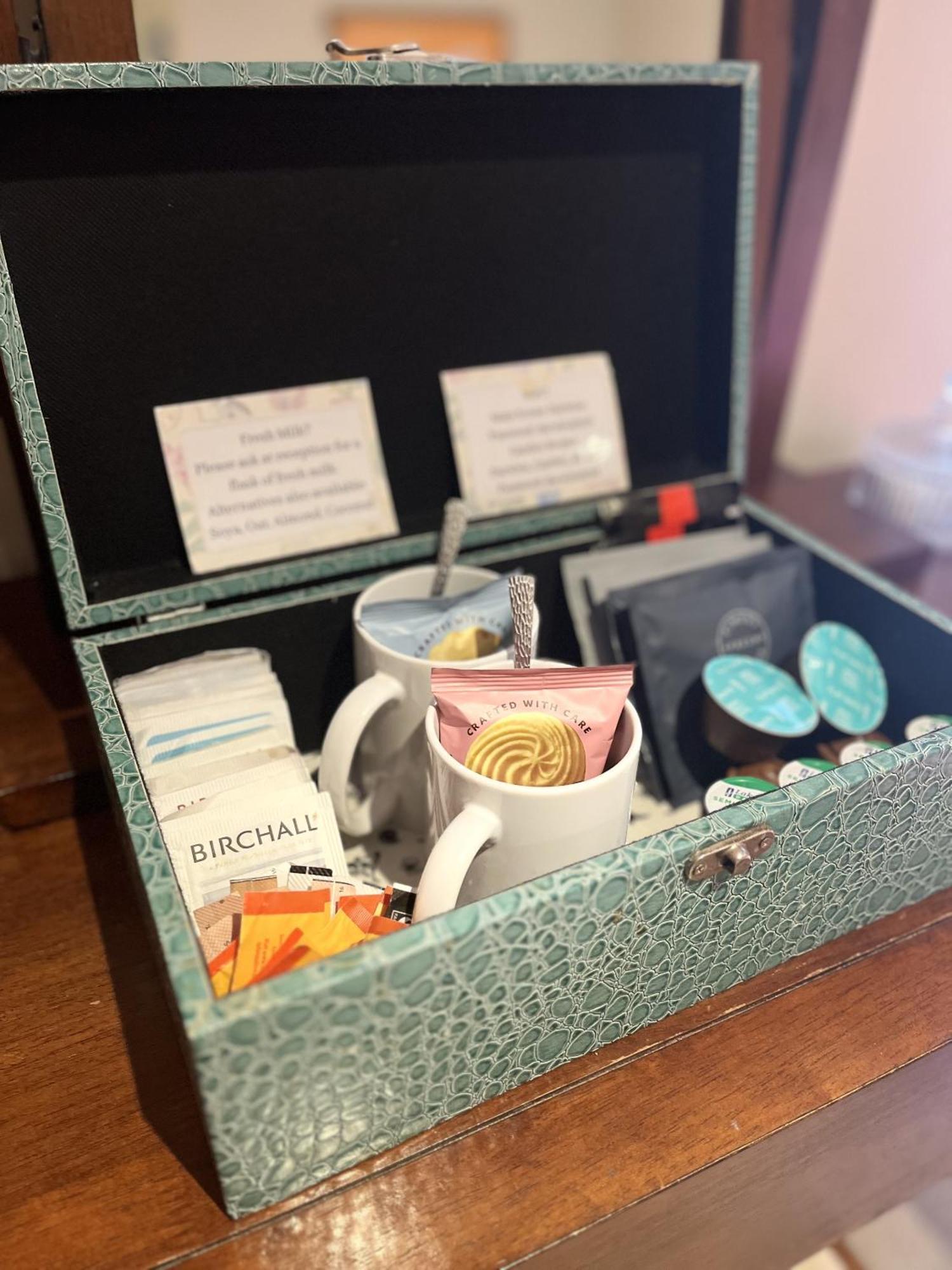Bed and Breakfast Darwin'S Townhouse Shrewsbury Zimmer foto A tea box