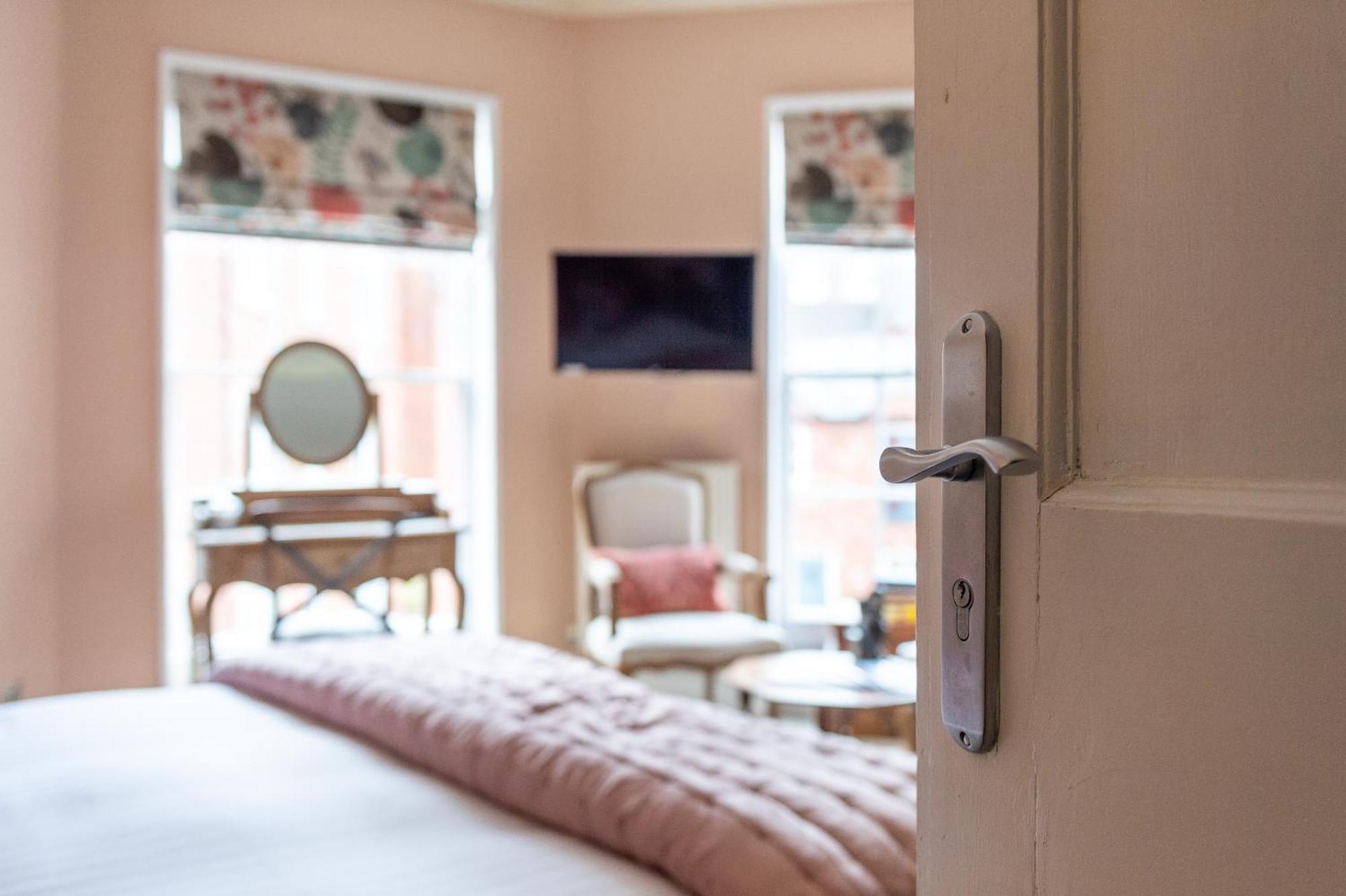 Bed and Breakfast Darwin'S Townhouse Shrewsbury Zimmer foto A bedroom at the hotel