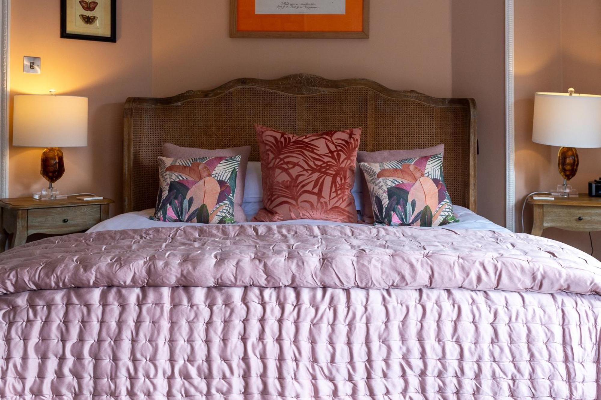 Bed and Breakfast Darwin'S Townhouse Shrewsbury Zimmer foto A bed with a duvet